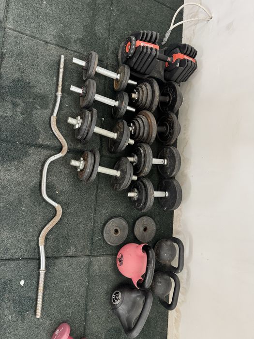 Vând sală fitness complet echipată pentru acasă, ideală pentru antrenamente full body (forță + cardio). Se poate vinde ca pachet sau separat.