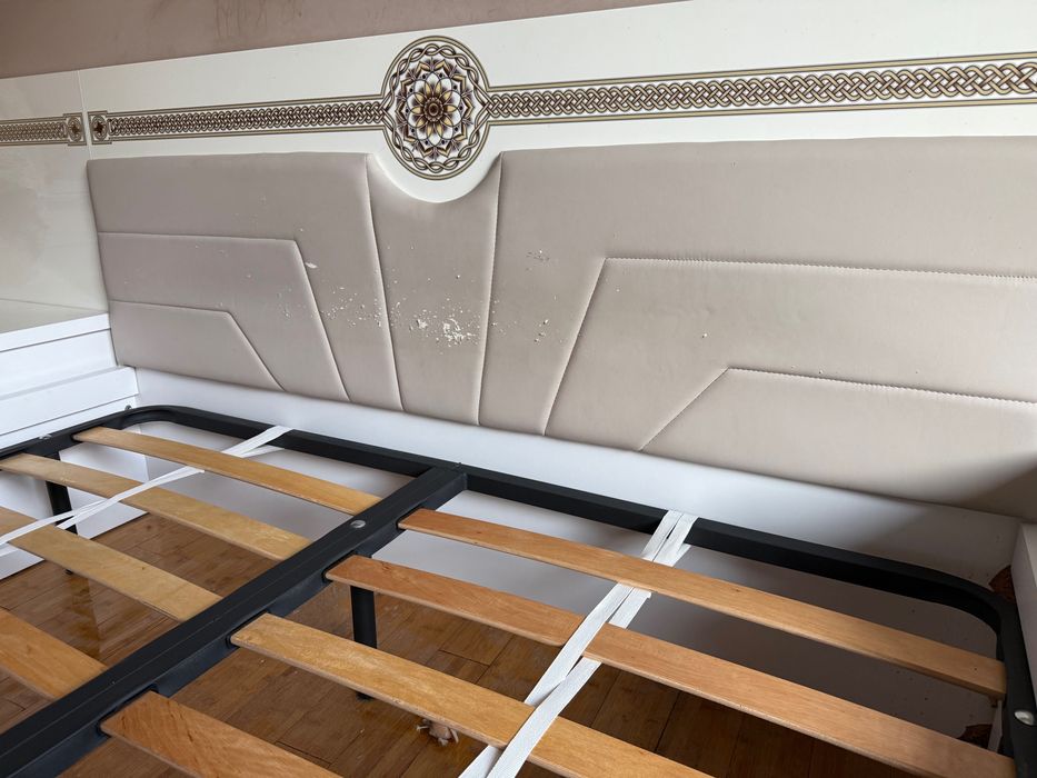 Спален комплект - легло с 2 нощни шкафчета, гардероб, скрин и огледало