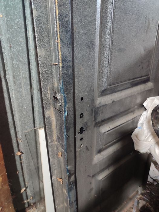 Темір есік ручкасы жоқ