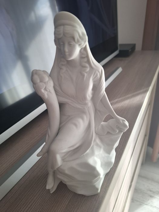 Statuieta Lady Apresentaco din porțelan biscuit  .