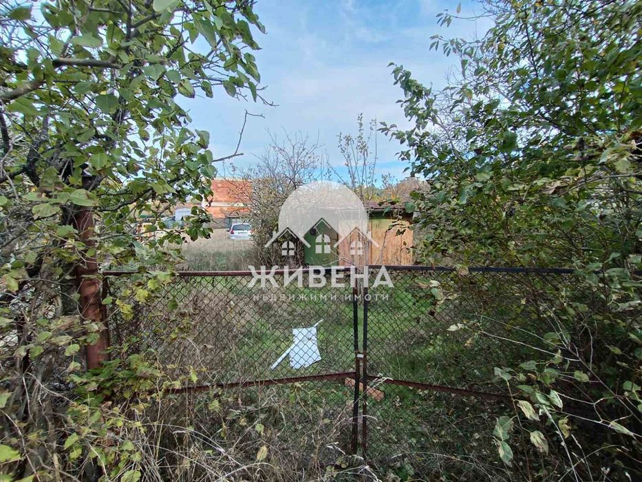 Продава парцел в м-т Зеленика, площ 600 кв.м, с партида за вода