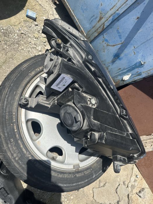 Vw Caddy 22г ляв фар оригинален