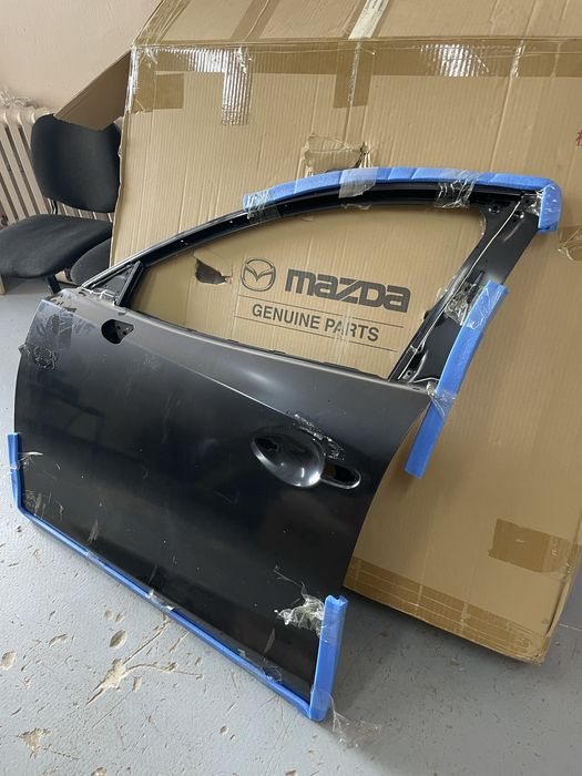 Дверь передняя левая Mazda 3
