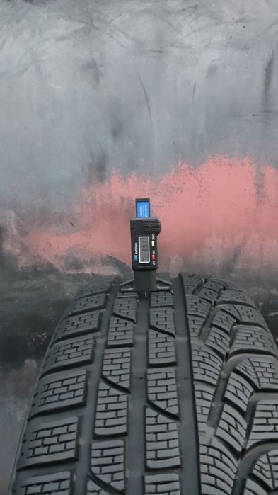 1бр. зимма гума 235/45/18 Pirelli Sotto Zero, W240 
dot22
8.5mm
Добро