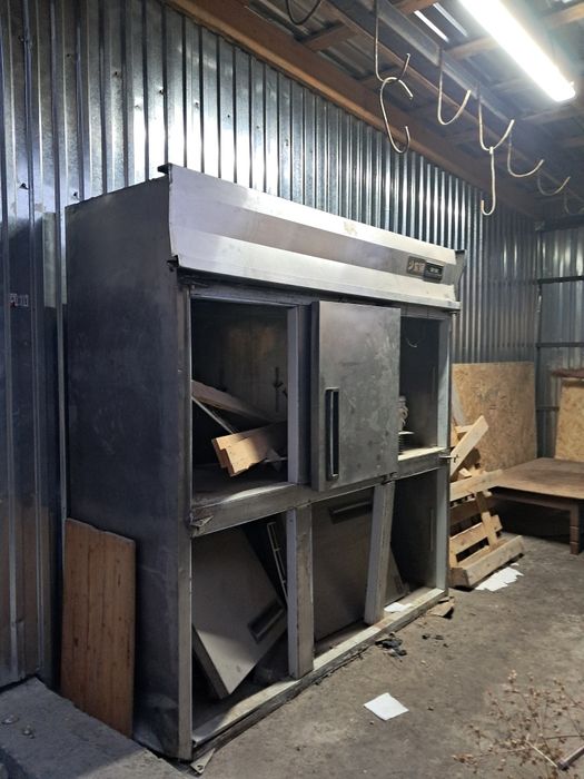 Холодильник рабочий мотор все работает  корпус надо делать двери