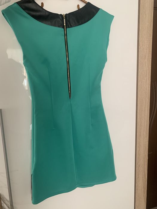 Къса зелена рокля