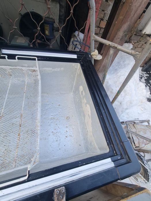 Продам витринный морозильник