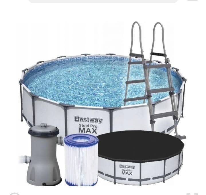 Большой круглый бассейн