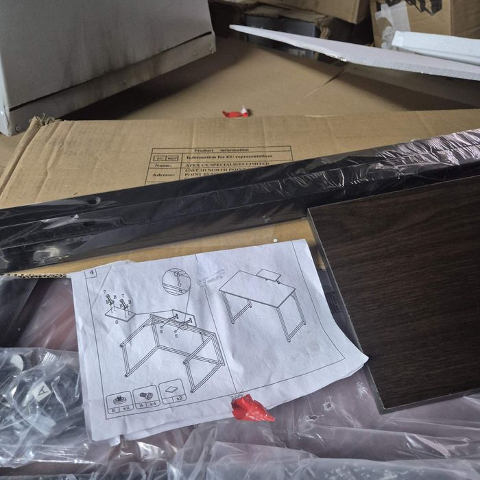 Офис бюро с допълнителна стойка в индустриален дизайн