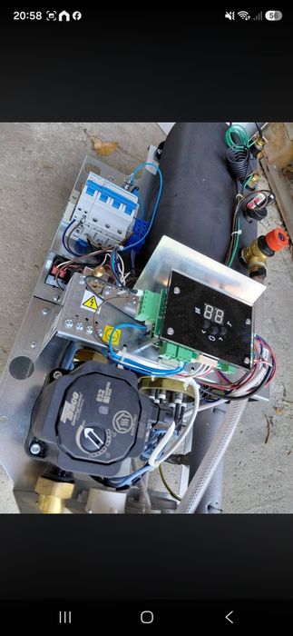 De centrală electrică bosch 6 kw
Nu a fost folosită 
Preț 1500 Lei
Centrala electrica, Bosch, Tronic Heat 3500, 6kW, vas expansiune 7L, 1x230V/3x400V