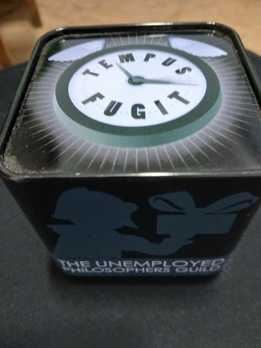 Сребърни обици в метална подаръчна  кутия