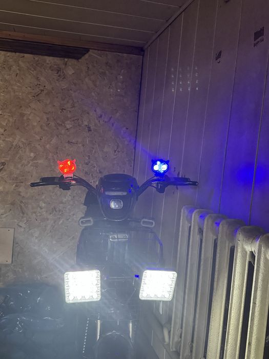 Продам скутер ск8