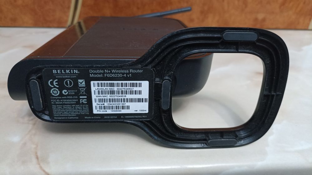 Vand un adaptor wirelles TP Link și un router Belkin