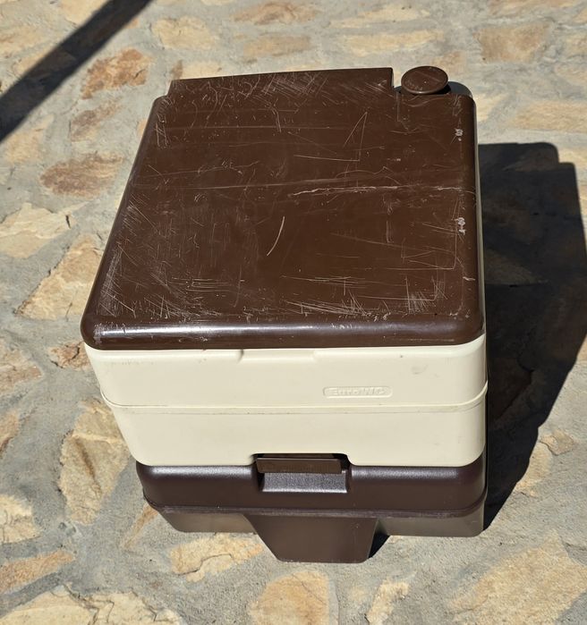 Малка химическа тоалетна