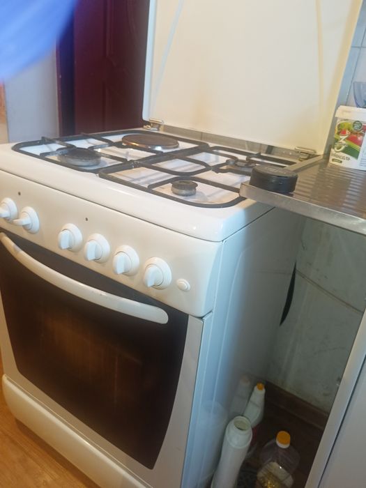 Газовая плита с электронной духовкой.
