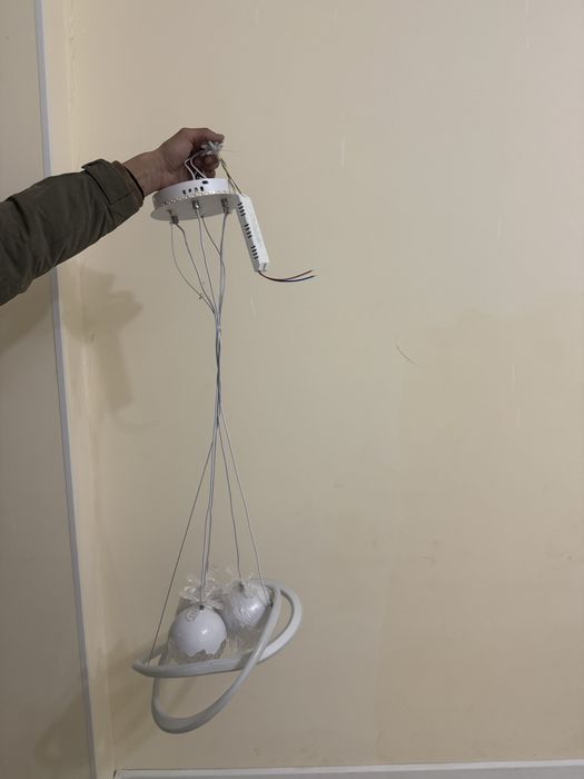 Продам люстры новые недорого