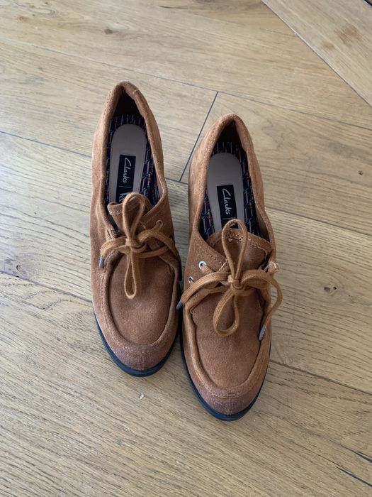 Ghete botine Clarks din piele intoarsa maro 39/40