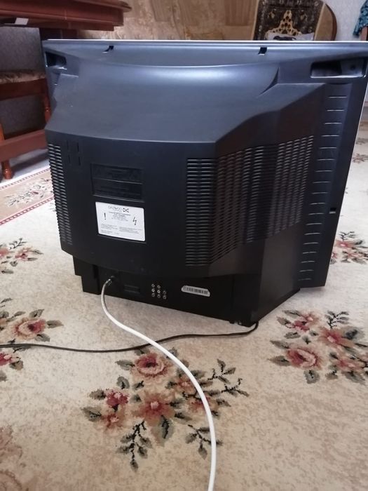 Продам телевизор с тумбочкой