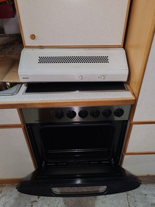 Vand mobila de bucătărie  dreadreaptă cu elctrogherete incluse