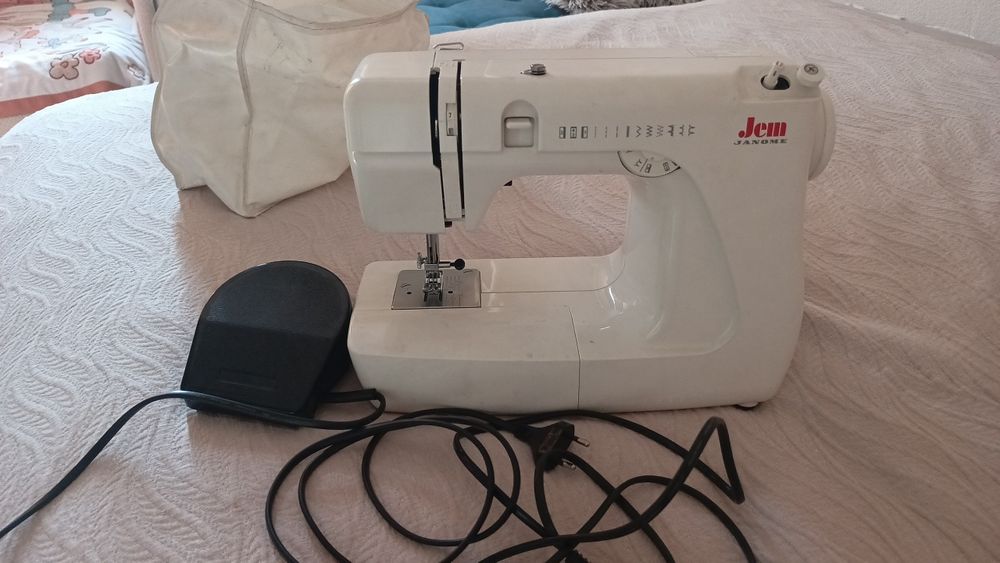 Продам швейную машинку