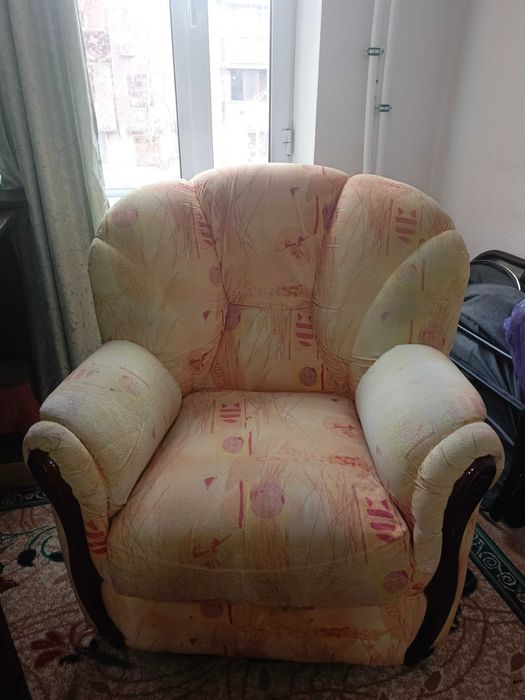 Продается диван с 2 креслами