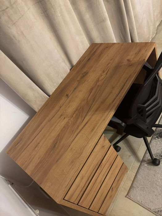 Vând birou 120cm x 60cm + scaun