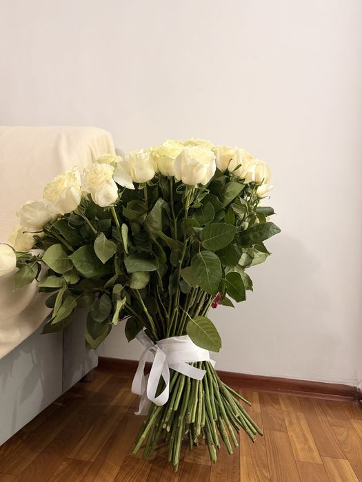 Белые свежые розы 101шт цветы
