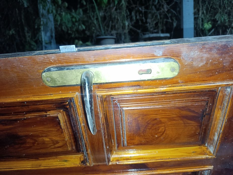 Продам деревянную дверь