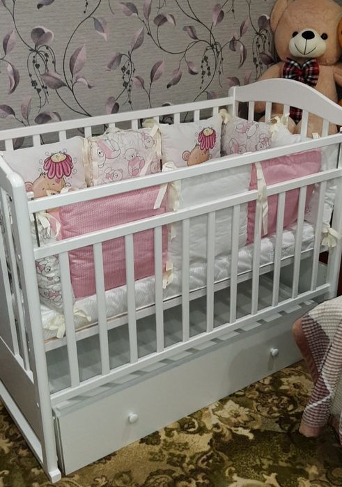 Детская кроватка-маятник