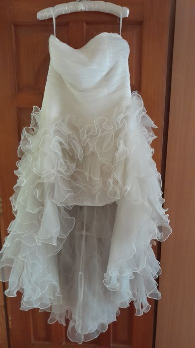 rochie  pentru mireasa,folosita doar o singura data,pedomina volanele