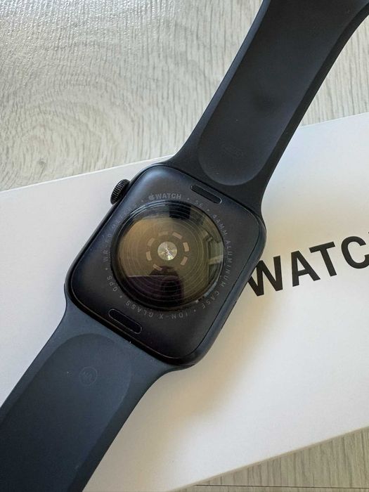 Apple Watch SE (2nd Gen) 44mm Midnight Aluminum на 90% батерия