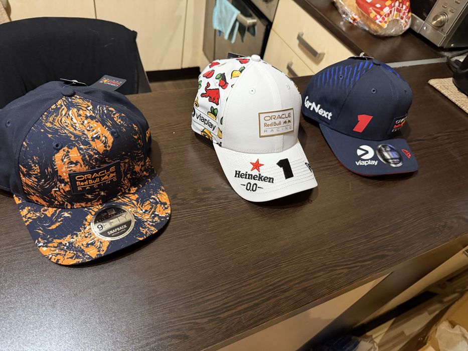 +Подарък, Чисто нови шапки Ф1 Ферари,Макларън, Ред Булл, Мерцедес
