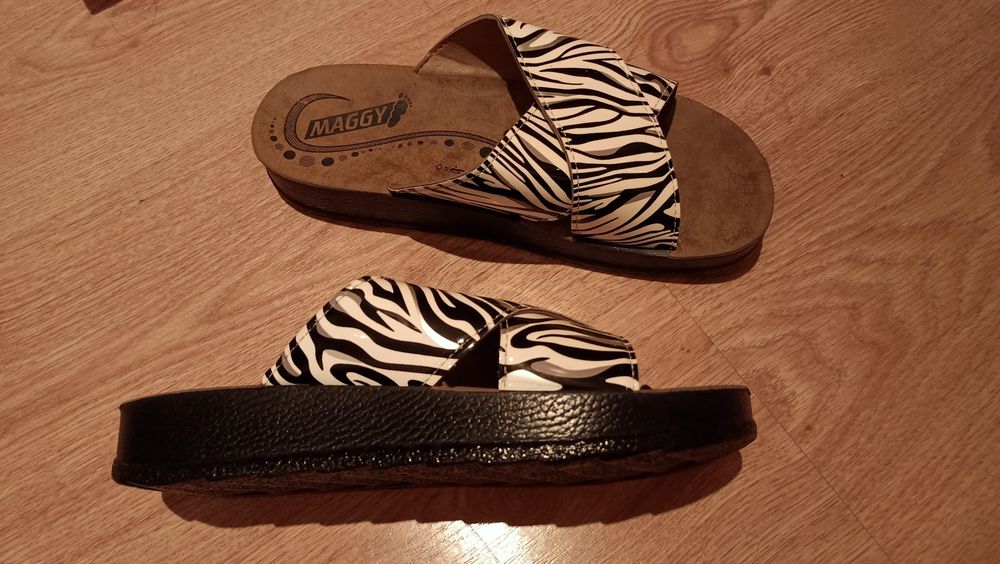 Тапочки летние, лёгкие.