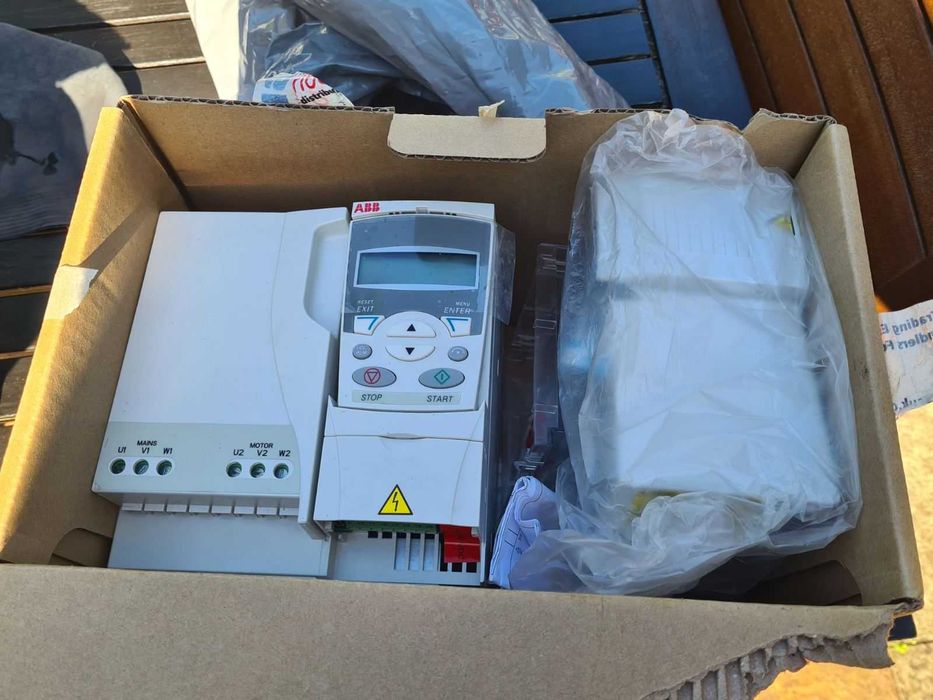 ИНВЕРТОР с трифазен вход 5.5KW, 7.5HP - ABB