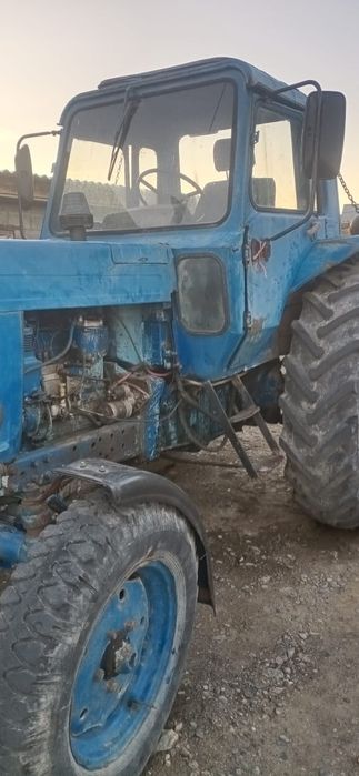 Трактор мтз80 с 2 телегами и плугом