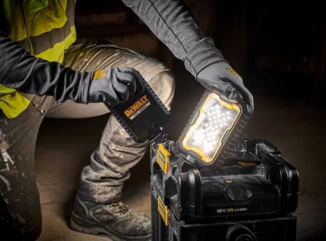 Фенер куфар Акумулаторен DEWALT DWST08061-1  , 4000 lm, 18V / 54V