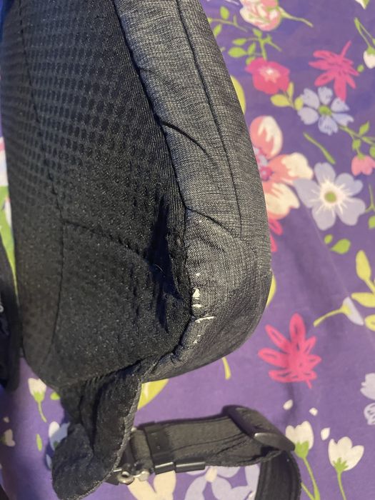 Продавам чанта за документи против кражба Pacsafe Vibe 325