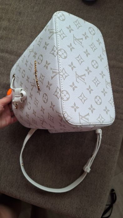 Бяла дамска чанта