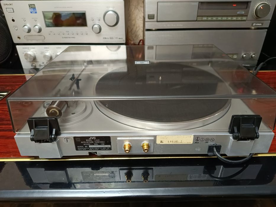 Проигрыватель JVC L-A21.