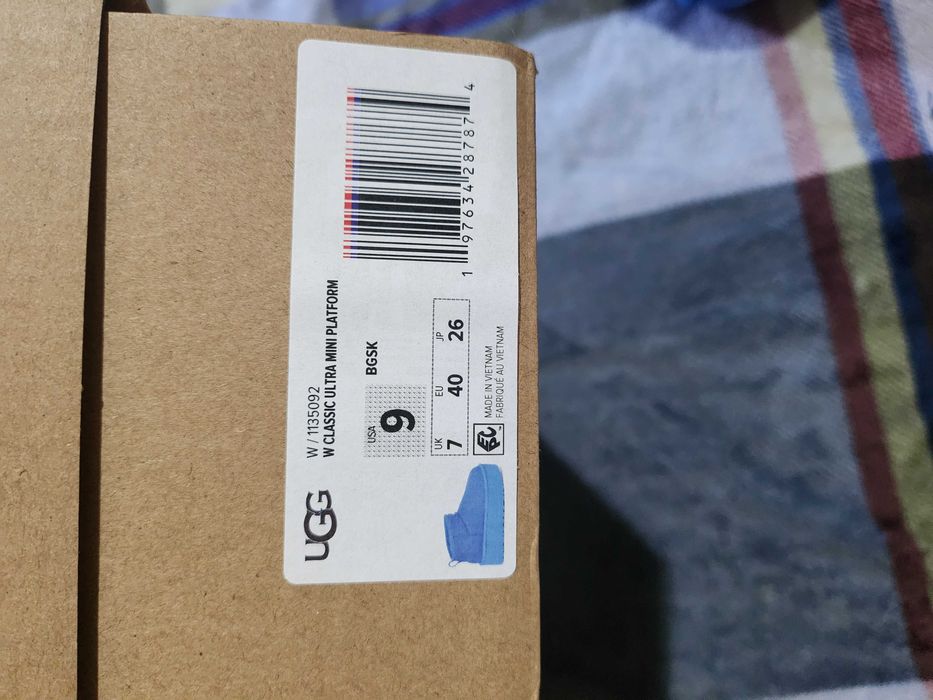 Vand UGG uri noi, cu eticheta