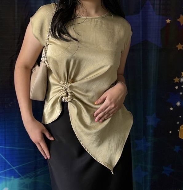 Необычная кофта, бежевом постельном цвете