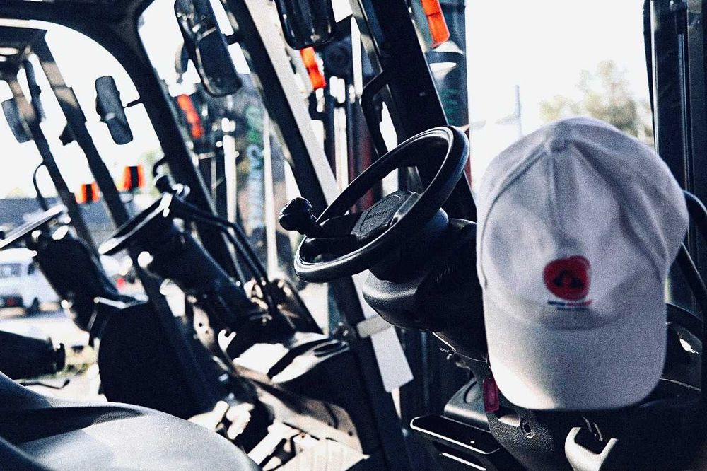 Сдаем в аренду погрузчики, катки, краны