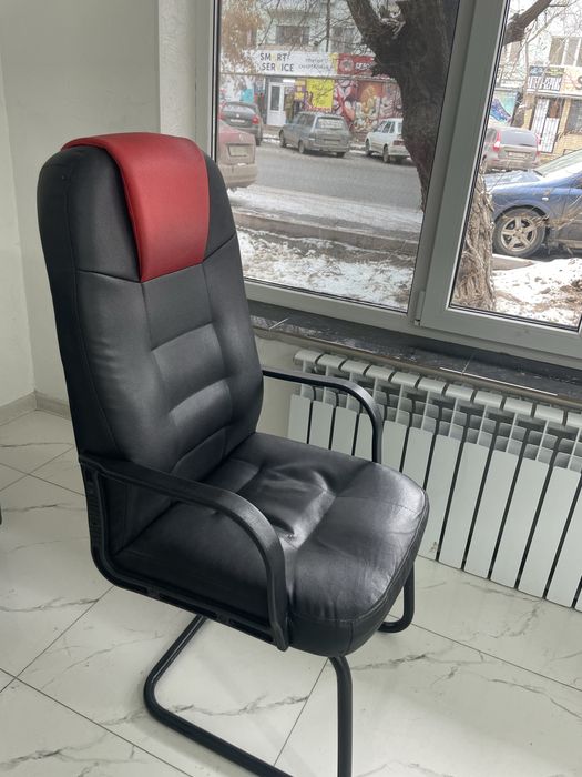 Продам Диваны Витринный шкафы, Кресло