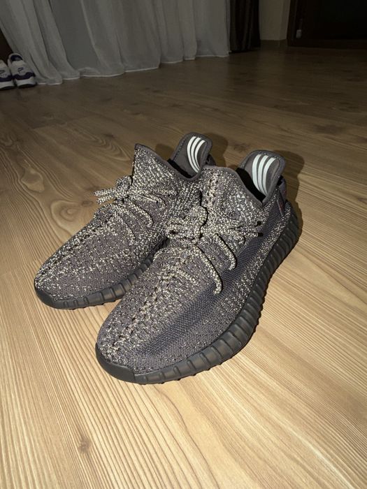 Yeezy 350 noi cu etichete