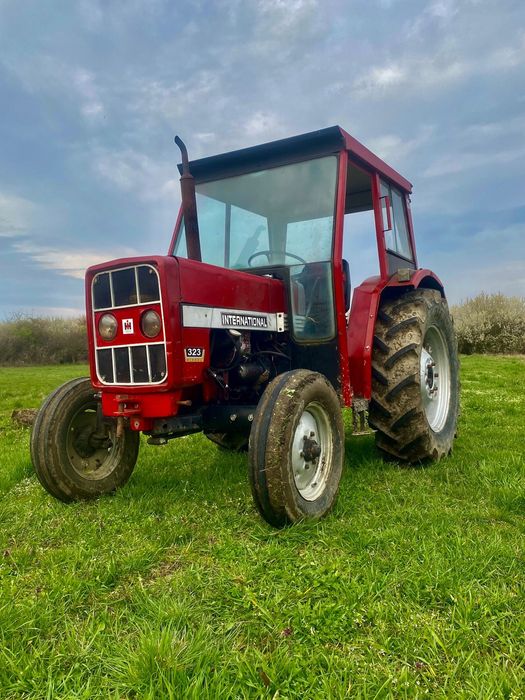 Vand sau schimb tractor International 323