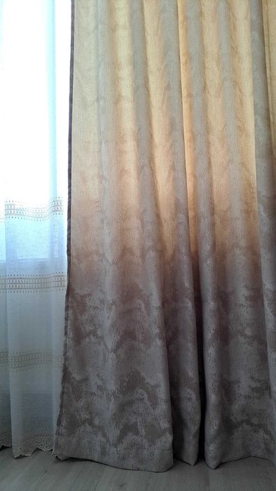 Draperii folosite, dar impecabile