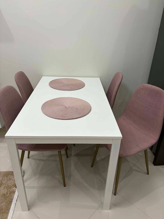 Трапезна маса със столове