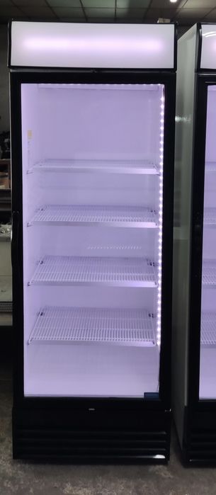 Вертикална хладилна витрина