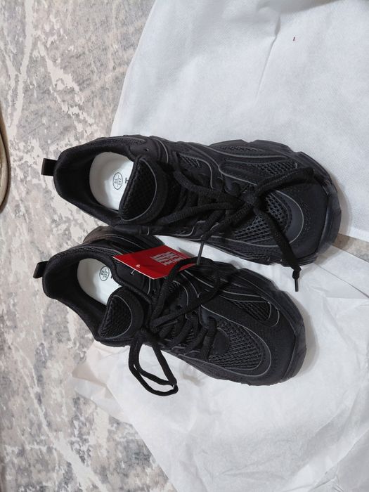 чёрные кроссовки на высокой подошве