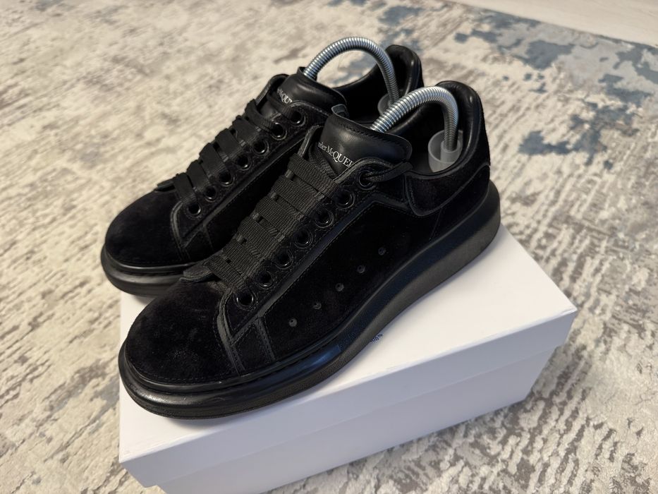Sneakers Alexander McQueen Oversized Black Suede – Condiție Excelentă